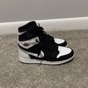 Nike Black and White Sneakers Women’s 8/ 6 kids